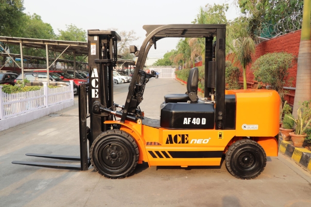 <p>Walk around the forklift and look for leaks, damage or loose parts.</p>