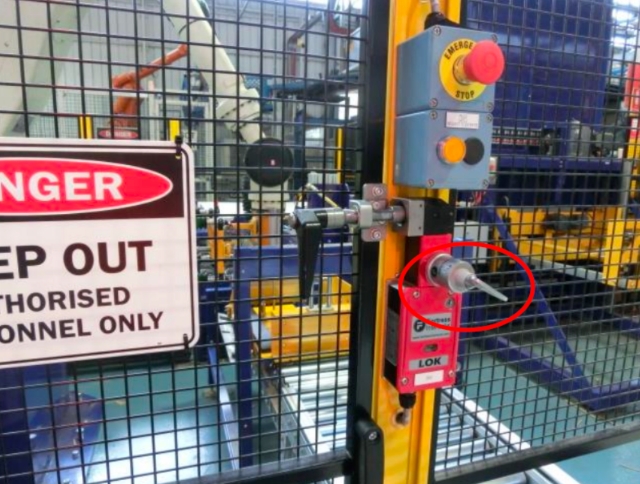 <p>Enter the robot cell using the safety access key.</p><p>This key must be in possession at all times when in the robot cell.</p><blockquote style="background-color: var(--k-quote-bg-warning);"><p>⚠️ <strong>Important:</strong> Do not leave the key in the lock or share it with others while inside.</p></blockquote><p></p>