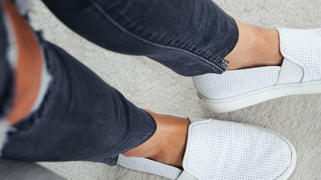 <h4><span>Try Them On</span></h4><p>It’s unlikely you’ll achieve the perfect length the first time around. Try them on after the initial cut to see if you got the length and look you’re going for. If not, mark them up and try again!</p>